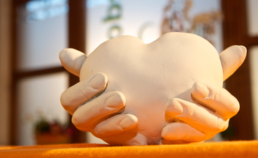 Herz in den Händen Skulptur